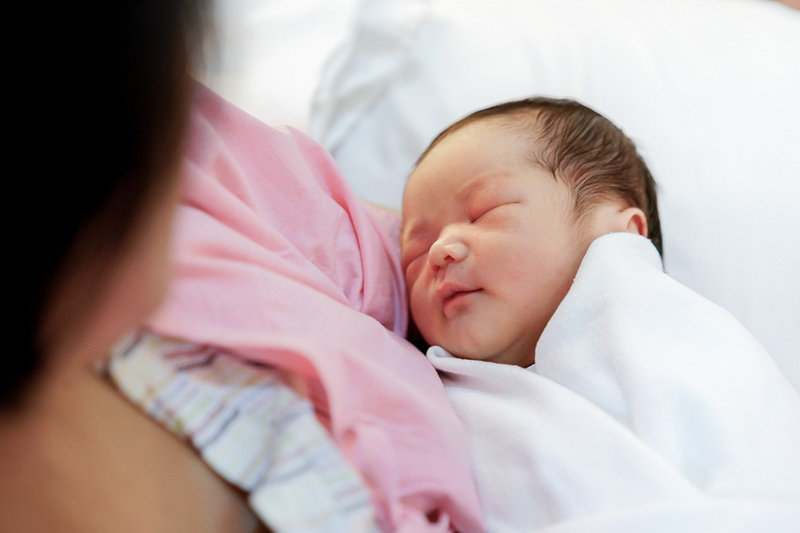 Trẻ sơ sinh bị sốt phát ban cần được nghỉ ngơi đúng giờ