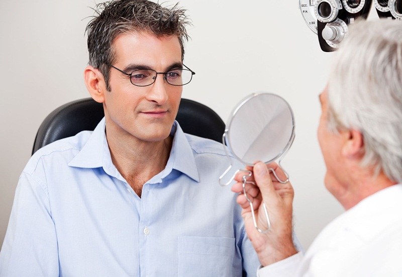 Nên thăm khám tại những bệnh viện uy tín để giảm thiểu rủi ro khi phẫu thuật mắt