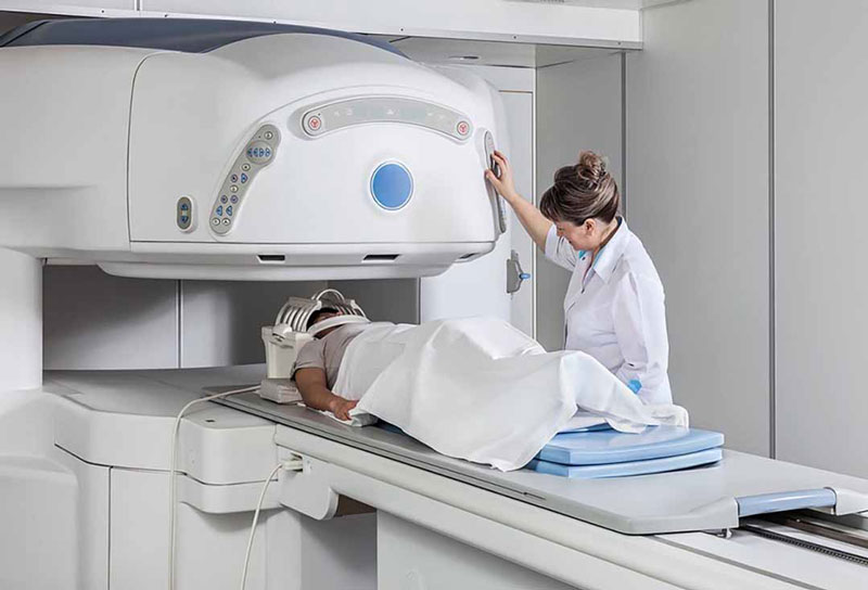 Bạn có thể chụp MRI để chẩn đoán bệnh viêm cột sống dính khớp