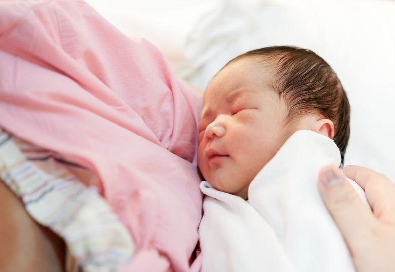 Trẻ tiểu nhiều do lây bệnh từ mẹ trong quá trình sinh thường