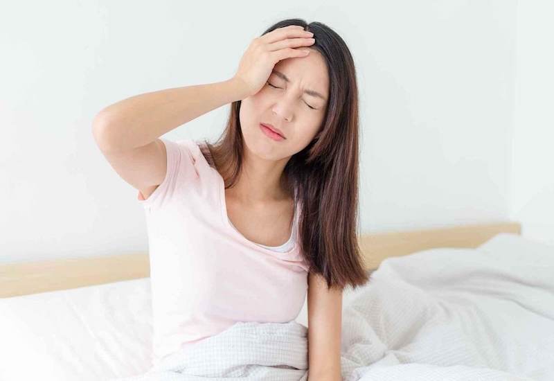 Ngoài biểu hiện sau tiêm sốt 38 độ, người được tiêm có thể bị đau nhức đầu và mệt mỏi
