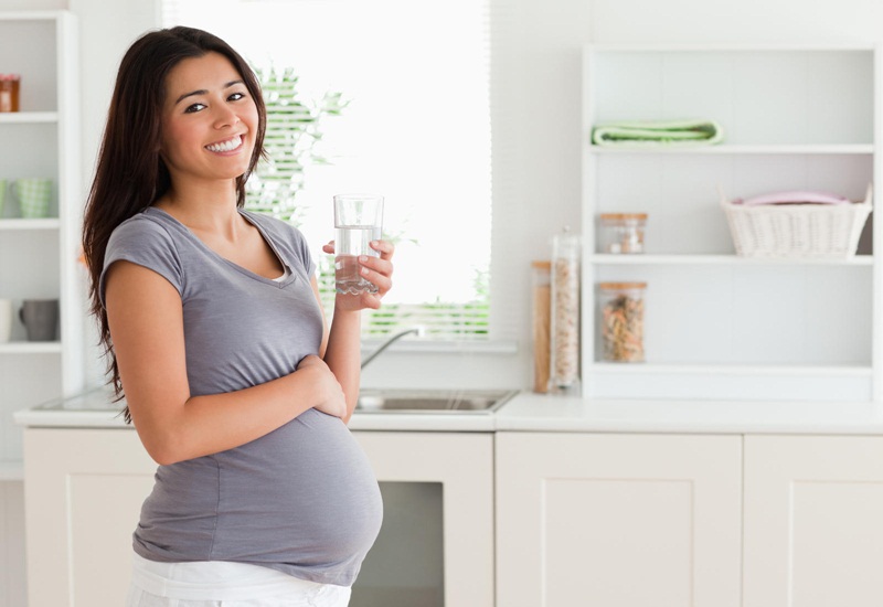 Mẹ bầu cần uống nhiều nước khi bị tiêu chảy