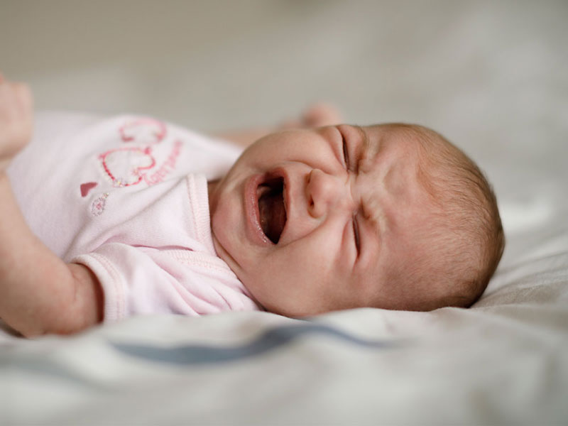 Trẻ bị viêm da hoặc dị ứng thường xuyên quấy khóc và cảm thấy ngứa ngáy