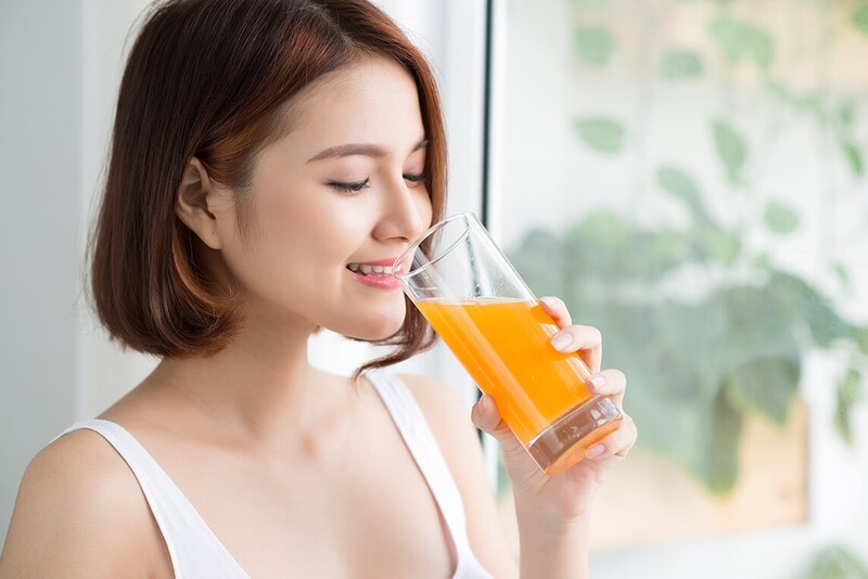Uống nước hoa quả giàu Vitamin C giúp hạn chế tình trạng dị ứng thời tiết