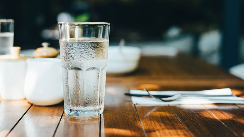 Duy trì thói quen uống đủ nước mỗi ngày