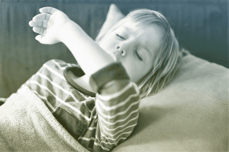 Nhiệt độ thấp, không khí khô là nguyên nhân khiến trẻ dễ bị ho và ho nhiều vào ban đêm