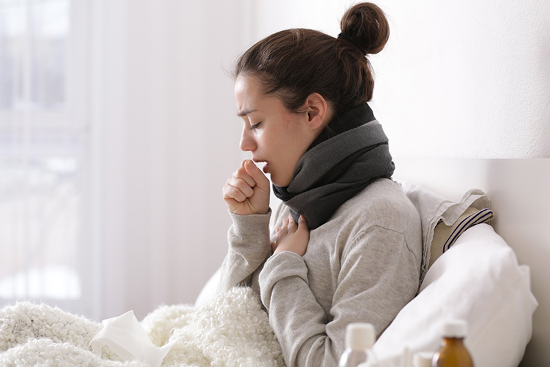 Khi mắc các bệnh liên quan đến nhiễm trùng đường hô hấp trên, cơ thể sẽ xuất hiện các triệu chứng như: sốt nhẹ, ho, đau họng, hắt hơi, sổ mũi,…