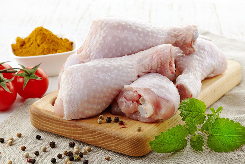 Thịt gà là loại thịt giàu protein, bên trong có chứa Cysteine có thể chuyển hóa thành Glutathione - chất chống oxy hóa giúp cơ thể điều trị bệnh