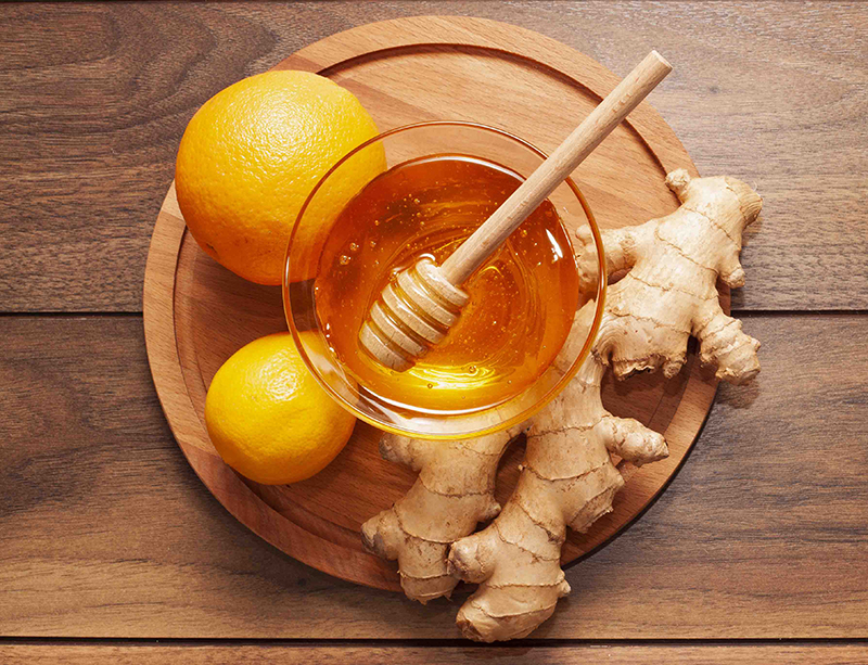  Bạn có thể sử dụng gừng và mật ong để pha trà uống vào mỗi buổi sáng để làm ấm người và dịu cổ họng