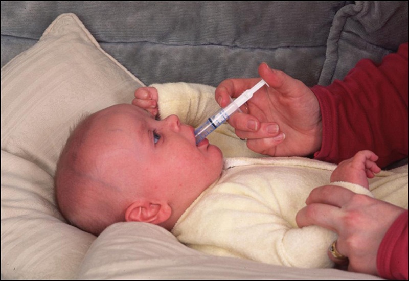 Mẹ nên chủ động cho trẻ uống vắc xin phòng bệnh