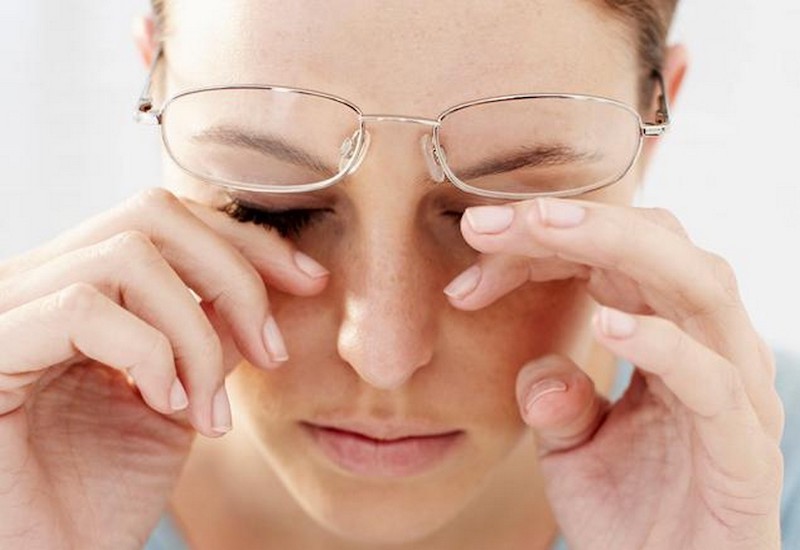Có nhiều nguyên nhân khiến mắt bị mờ đột ngột