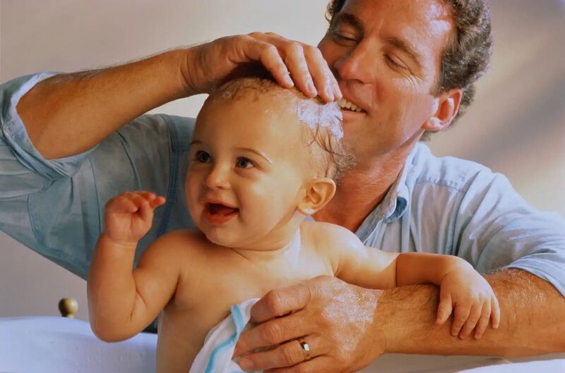 Cha mẹ cần chú ý kiểm tra tình trạng vàng da ở trẻ có kéo dài không để xử lý kịp thời