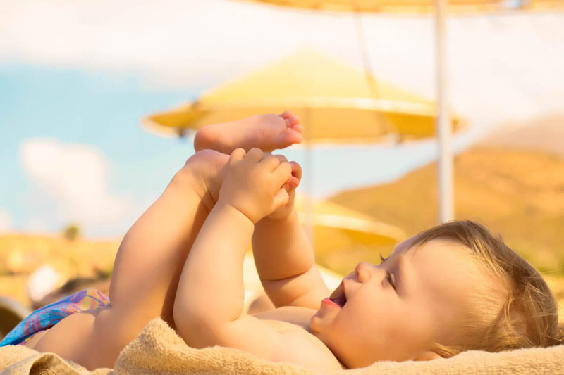 Vàng da sinh lý có thể tự khỏi sau 2 tuần, cha mẹ nên cho trẻ tắm nắng thường xuyên