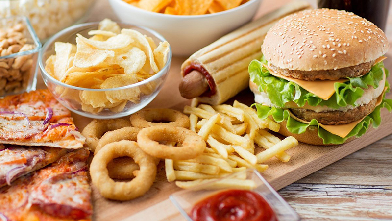 Sử dụng quá nhiều các món thức ăn nhanh, nhiều dầu mỡ có thể dẫn đến nhiều vấn đề tiêu hóa ở trẻ