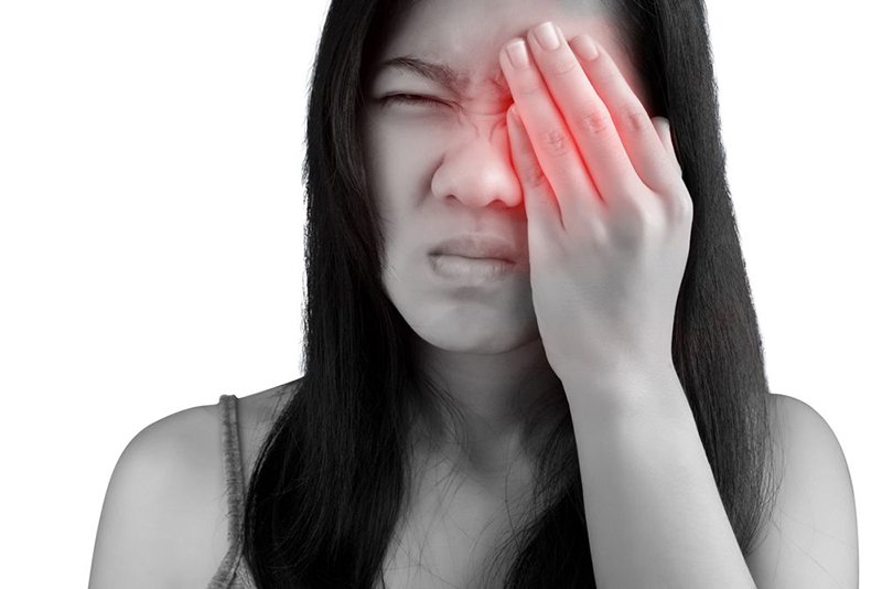 Rất nhiều người lo lắng xuất huyết dưới mắt là bệnh gì và có nguy hiểm không