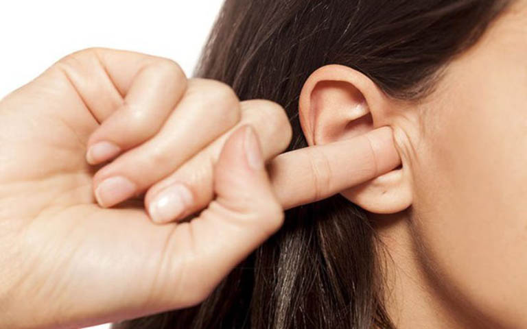 Bịt tai là cách đơn giản để chữa nấc cụt