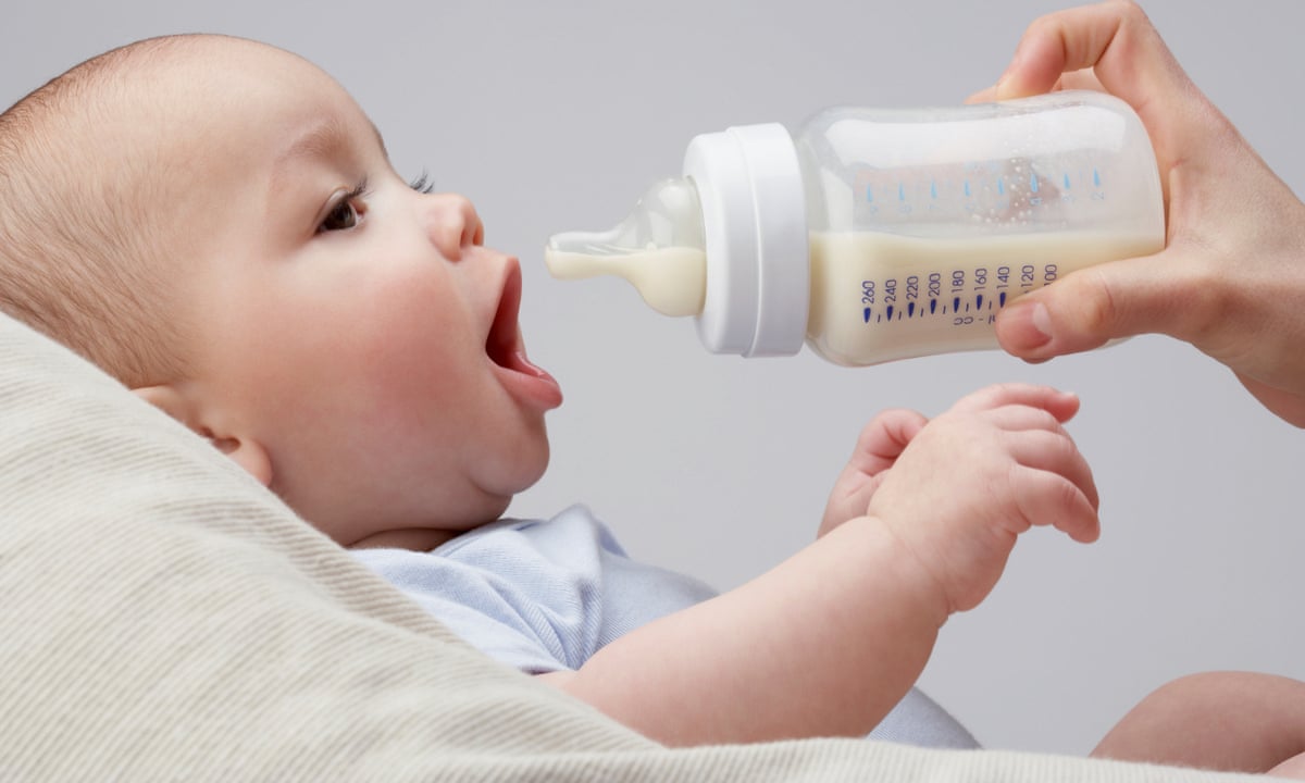 Trẻ nhỏ dễ bị nấc cụt sau khi uống sữa