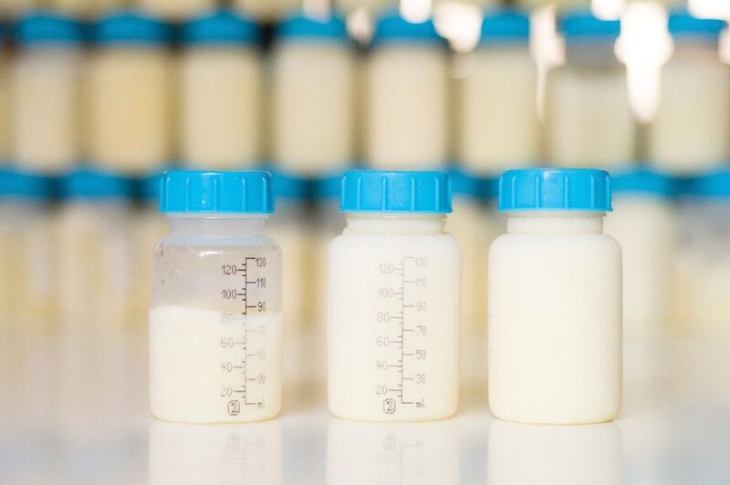 Cần kiểm tra sữa trữ đông trước khi rã đông cho trẻ uống