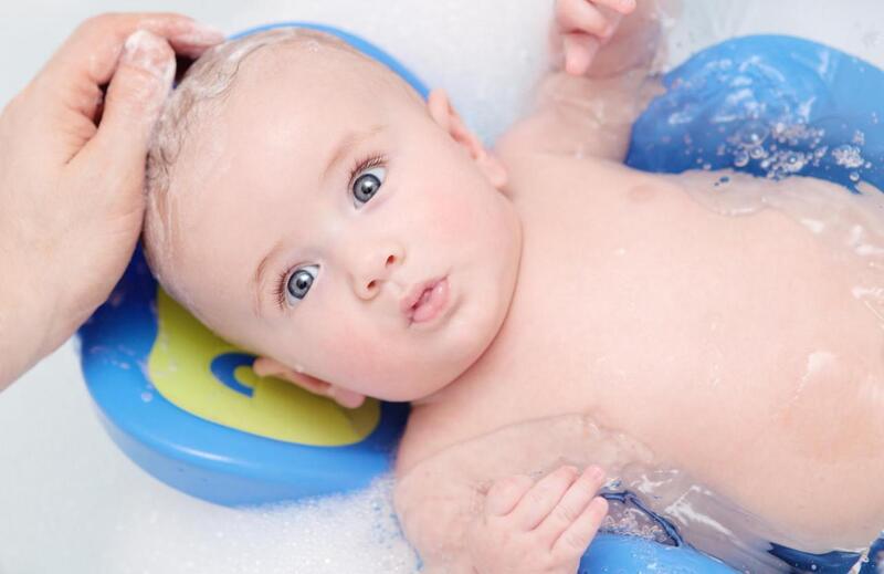 Nên tắm nước ấm và kín gió, tránh nhiễm lạnh cho trẻ bị sốt virus