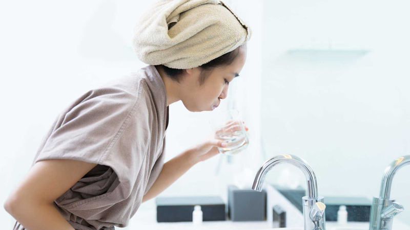 Súc miệng nước muối giúp sát khuẩn, giảm sưng đau do nhiệt ở lưỡi