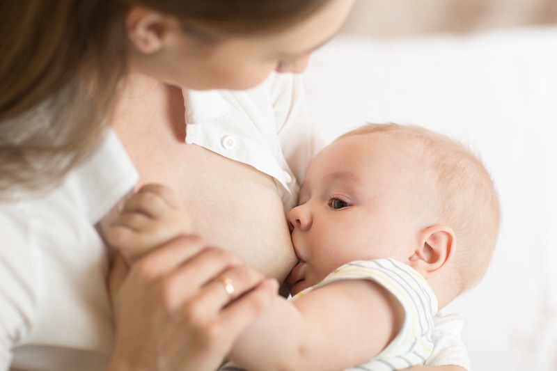 Bú sữa mẹ hoàn toàn trong 6 tháng đầu là một trong những cách phòng ngừa viêm tai giữa ở trẻ hiệu quả