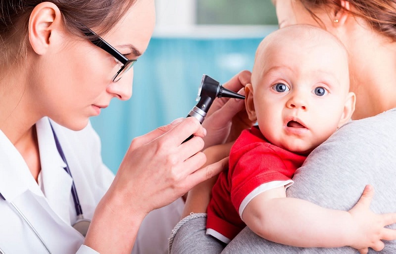 Khi nghi ngờ trẻ có dấu hiệu viêm tai giữa cha mẹ cần đưa trẻ đi khám ngay để phát hiện và điều trị kịp thời