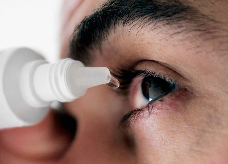 Dùng nước nhỏ mắt để làm sạch và giúp hoạt động của mắt trơn tru hơn