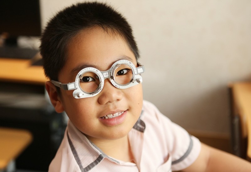 Kính hiệu chỉnh có thể giúp cải thiện thị lực cho trẻ bị nhược thị