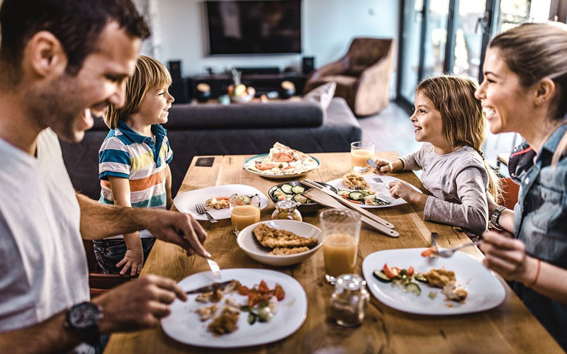 Bữa ăn gia đình ấm cúng, vui vẻ giúp trẻ cảm thấy thoải mái và ăn ngon miệng hơn nhiều