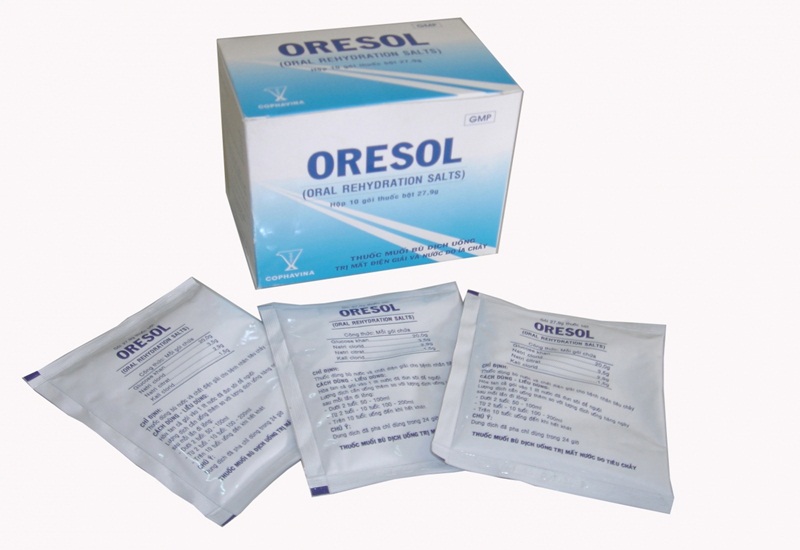 Uống dung dịch Oresol bù chất điện giải