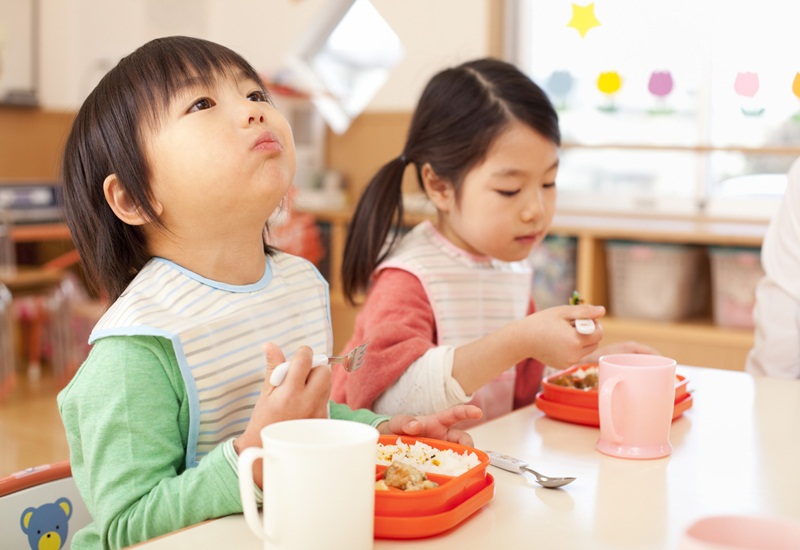 Cho trẻ ăn uống đầy đủ dưỡng chất để tăng cường sức đề kháng