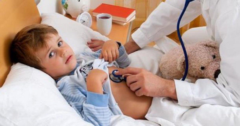 Trẻ có dấu hiệu tiêu chảy nhiễm khuẩn cần được thăm khám bác sĩ sớm để kịp thời ngăn chặn biến chứng