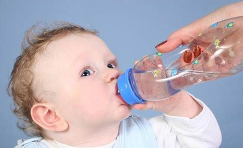 Trẻ bị tiêu chảy cần được bù nước và điện giải theo liều lượng quy định