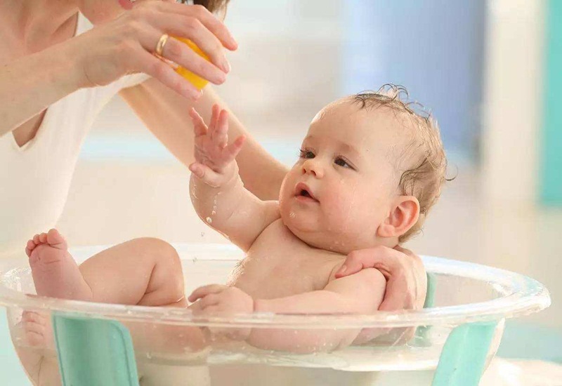 Cần pha nước tắm loãng khi tắm cho trẻ nhỏ