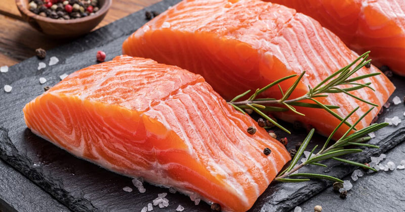 Cá hồi được đánh giá là thực phẩm chứa hàm lượng vitamin D rất lớn