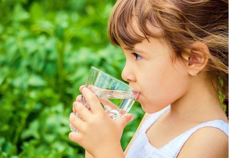 Cho trẻ uống nhiều nước để nhanh khỏi bệnh