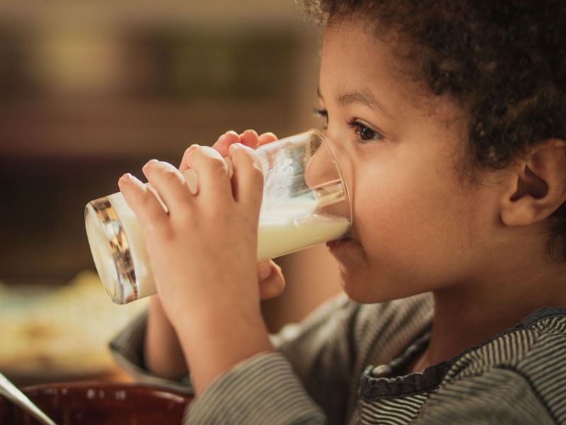 Trẻ nên được bổ sung lượng sữa nhất định vào mỗi ngày