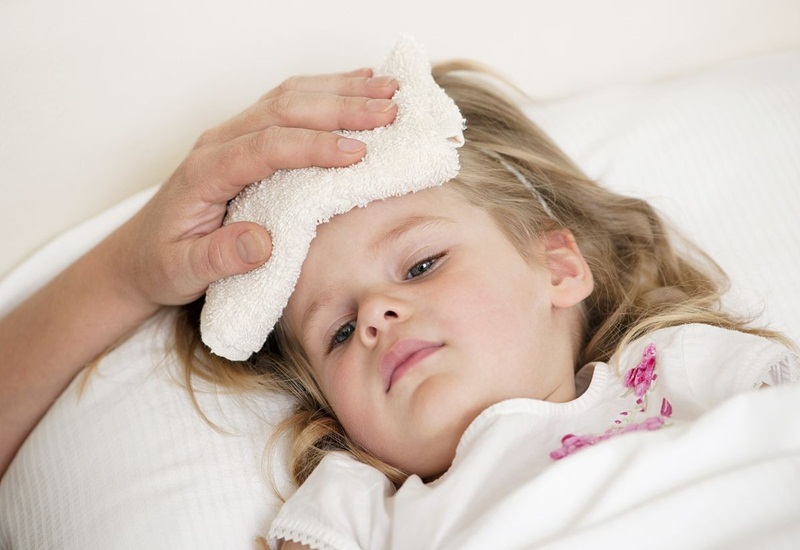 Trẻ bị sốt sau tiêm