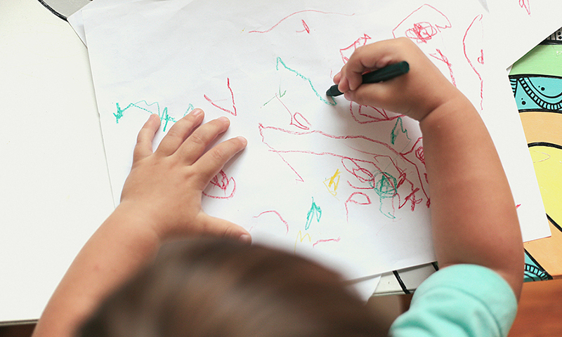 Giai đoạn từ 1 - 2 tuổi phần lớn trẻ đã có thể xếp chồng đồ vật lên nhau, dùng bút vẽ nguệch ngoạc trên giấy, thậm chí là cầm muỗng để ăn