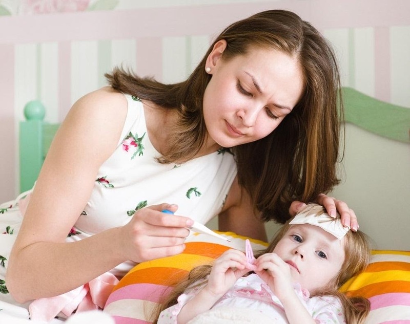Trẻ nhỏ cần được chăm sóc và theo dõi khi có triệu chứng viêm mũi họng