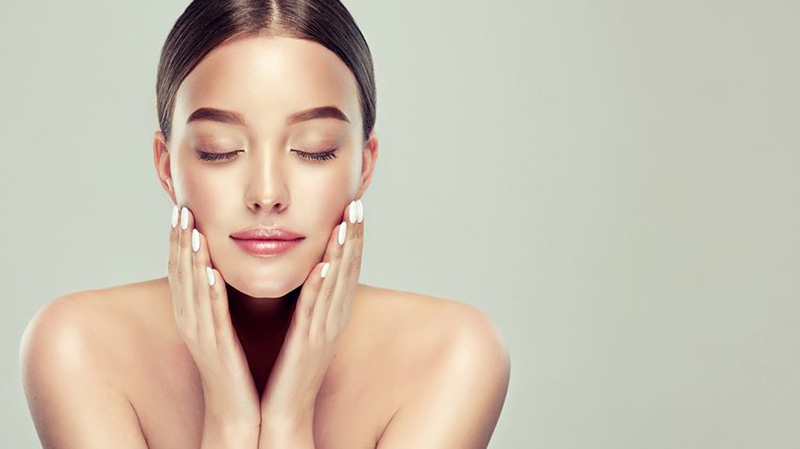Massage da mặt nhẹ nhàng để dưỡng chất thẩm thấu vào da