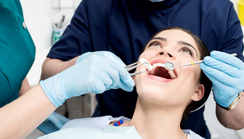 Ngay khi có dấu hiệu mọc răng khôn nên đến khám nha sĩ để xem có nên nhổ hay không