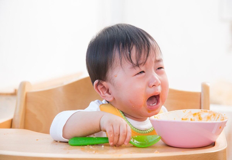 Ép con ăn quá nhiều hoặc ăn những món ăn mà bé không thích có thể khiến bé biếng ăn