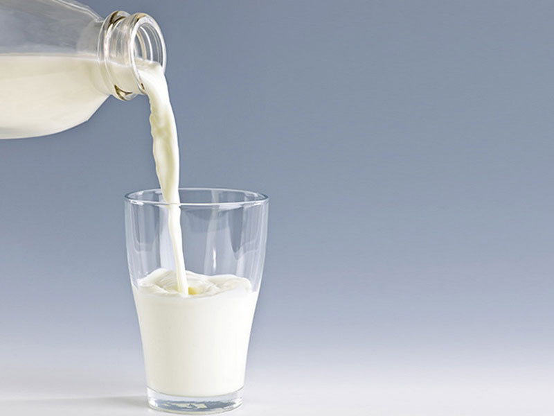 Nên dùng sữa tươi để bổ sung dưỡng chất và tránh làm tổn thương niêm mạc