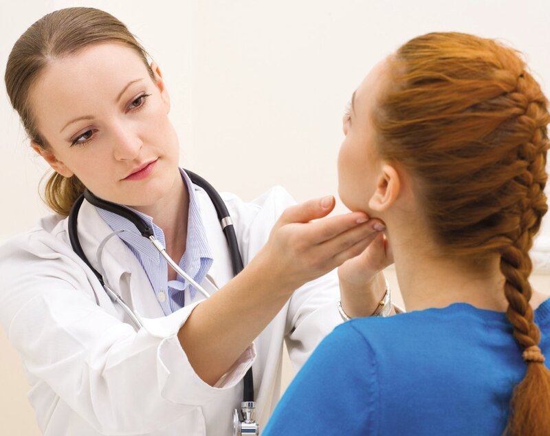 Bệnh viêm mũi họng xuất tiết giai đoạn đầu gây triệu chứng giống với bệnh viêm đường hô hấp khác