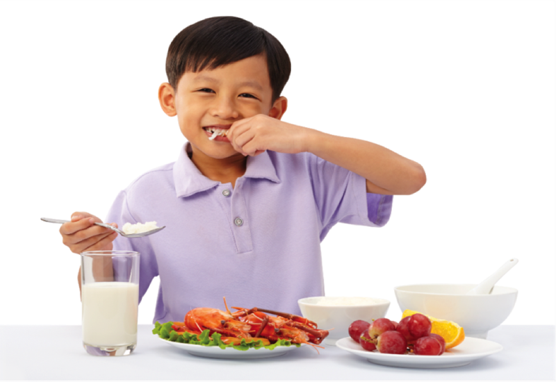 Cho trẻ ăn đầy đủ dinh dưỡng để nâng cao hệ miễn dịch
