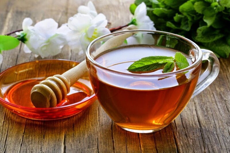 Dùng trà mật ong để giảm viêm họng hiệu quả