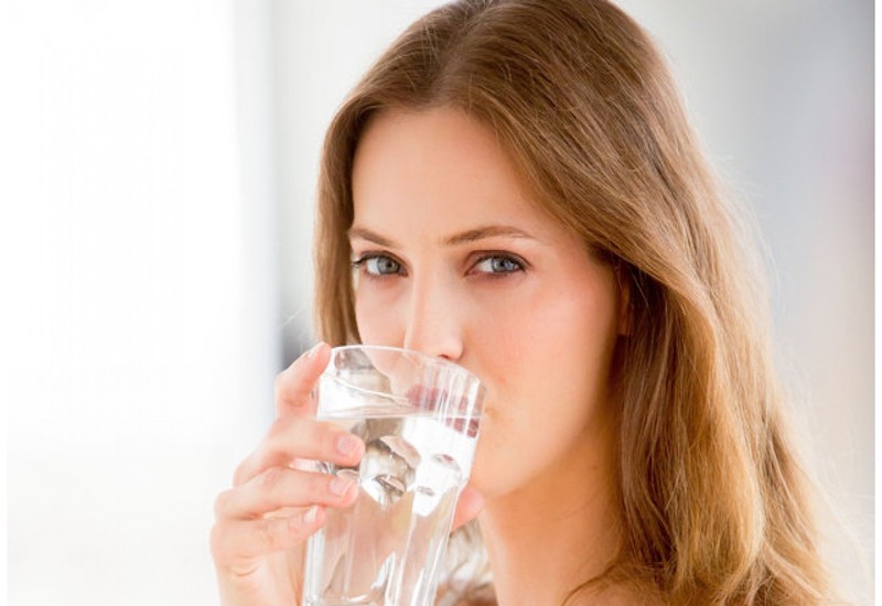 Khi mắc bệnh về  đường ruột do e coli, bệnh nhân cần được uống đủ nước và điện giải