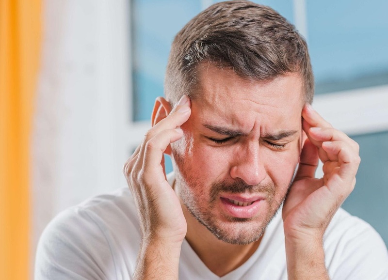 Stress có thể gây ra những cơn đau đầu kéo dài âm ỉ