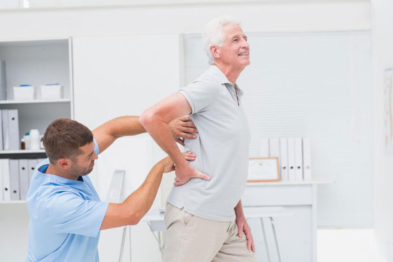 Các phương pháp điều trị đau lưng ở người cao tuổi hỗ trợ kiểm soát cơn đau